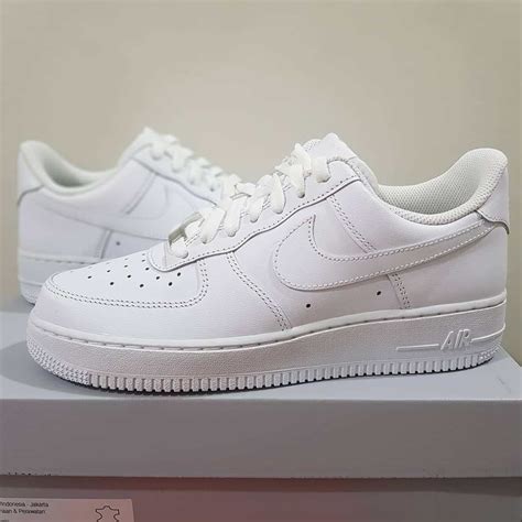 white nike air shoes